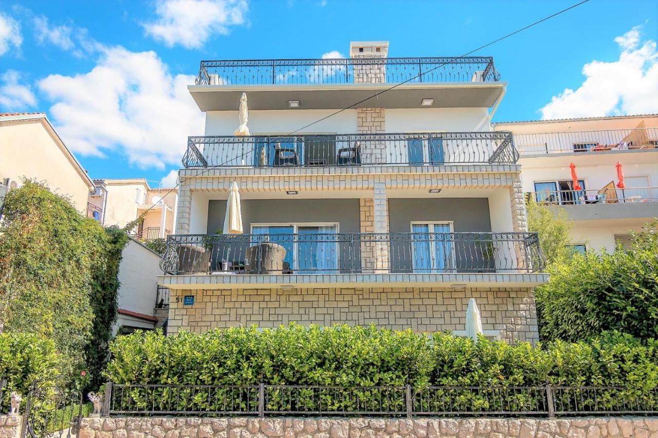 Holiday House Queens With Sea View Selce Exterior photo